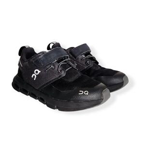 On Cloud Play Kids Black Running Athletic Shoe Sneakers Size 10.5 Boys Girls